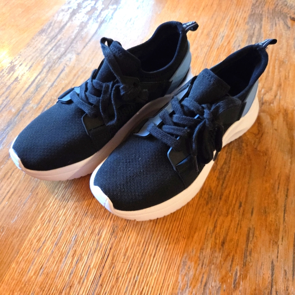Calvin Klein Urbi Fabric Low Top Sneakers – Women’s Size 6